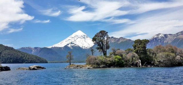 Volcán Lanin y lago Huechulafquen