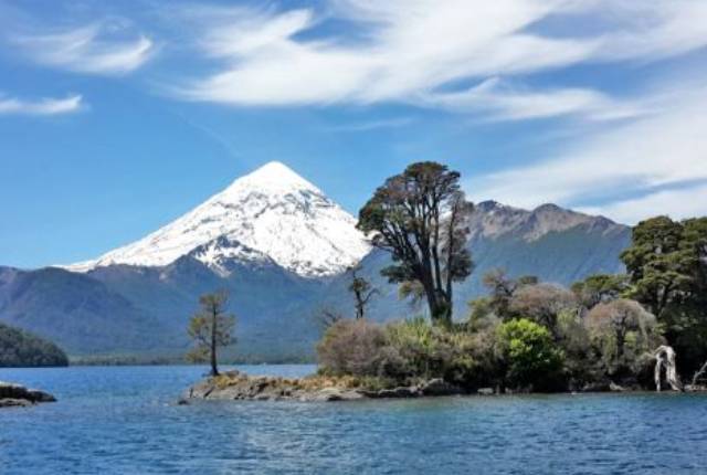 Volcán Lanin y lago Huechulafquen